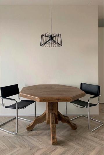 Zware houten eettafel (zonder stoelen) beschikbaar voor biedingen