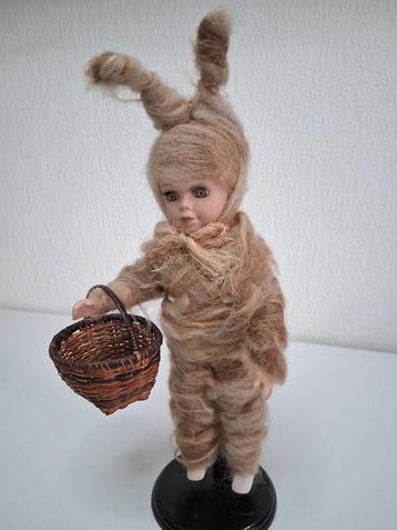 Brocante Porseleinen Paaspopje Konijn met Mandje beschikbaar voor biedingen