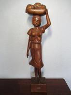 PHILIPIJNS Houtsnijwerk Dame met schaal eten op haar hoofd, Antiek en Kunst, Ophalen of Verzenden