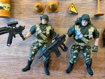 Actiefiguren politie en militairen 10cm groot beschikbaar voor biedingen