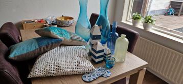 Diverse woonaccessoires in blauw tinten beschikbaar voor biedingen
