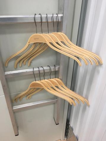 Dames kleerhangers Esprit hout kledinghangers 100 stuks beschikbaar voor biedingen