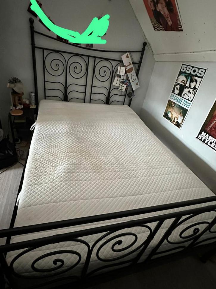 Ikea Bed 140x200 met matras en lattenbodem, Huis en Inrichting, Slaapkamer | Bedden, Zo goed als nieuw, Tweepersoons, 140 cm, Hout