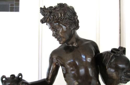 GESIGNEERD=de jonge verkoper==63 cm==BRONS==ca 1900==, Antiek en Kunst, Antiek | Koper en Brons, Brons, Ophalen