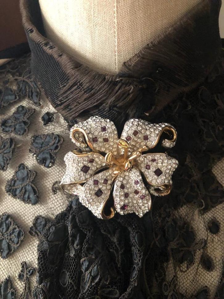 Grote sjieke Orchidee bloem kostuum broche vol steentjes, Sieraden, Tassen en Uiterlijk, Broches, Zo goed als nieuw, Overige materialen
