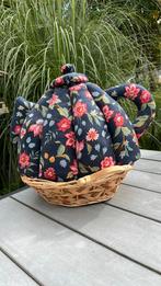 Stevige theemuts in de vorm van een theepot, inclusief mand., Ophalen of Verzenden, Gebruikt