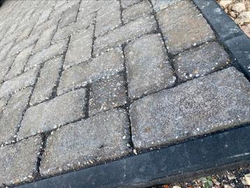 GRATIS! Ca. 11m2 gebruikte antraciet klinkertjes - op pallet beschikbaar voor biedingen