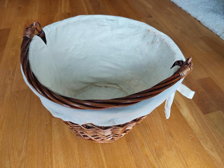 2 manden, geschikt als geboorte-mand / kranten- of bloembak., Huis en Inrichting, Woonaccessoires | Krantenbakken en Lectuurbakken