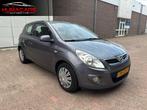 Hyundai I20 1.2i DynamicVersion - Airco - Nap - compl. Onder, Voorwielaandrijving, Gebruikt, 4 cilinders, Origineel Nederlands