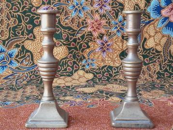 Mooi stel antieke kandelaartjes uit Engeland 9,3 cm. 1900. beschikbaar voor biedingen