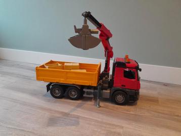 Bruder Mercedes-Benz vrachtwagen kraan/knijper + accessoires beschikbaar voor biedingen