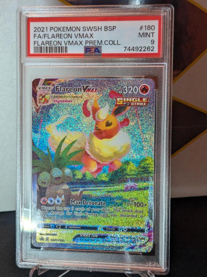 PSA 9 Flareon VMax Full Art SWSH180 Promo, Hobby en Vrije tijd, Verzamelkaartspellen | Pokémon, Zo goed als nieuw, Ophalen of Verzenden