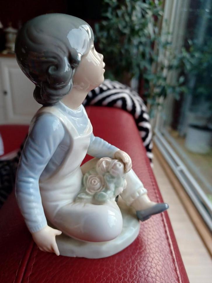 NAO Beeld - Meisje met Bloemen, Antiek en Kunst, Kunst | Beelden en Houtsnijwerken, Ophalen of Verzenden