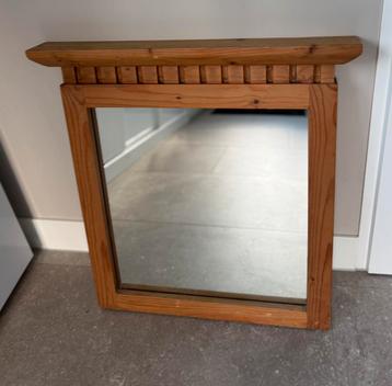 Houten spiegel beschikbaar voor biedingen