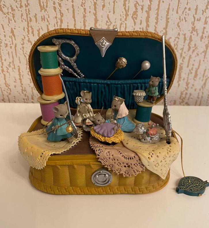 Zeldzame Enesco Deluxe bewegende Kerst muziekdoos met muizen, Diversen, Kerst, Zo goed als nieuw, Ophalen of Verzenden