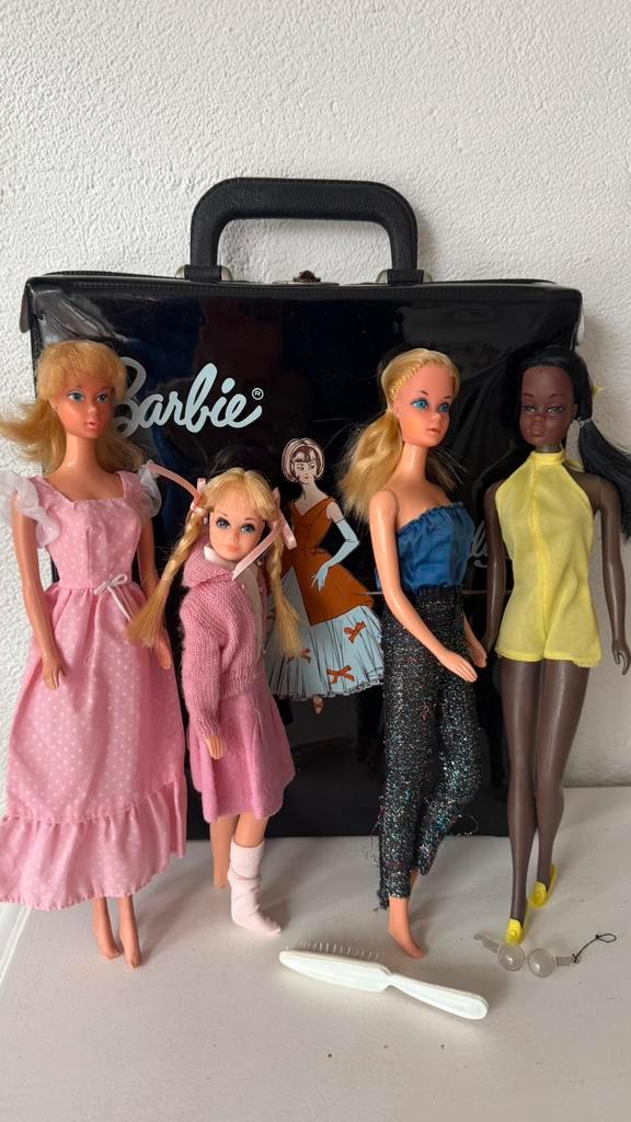 Oude Barbies Mattel met opberg koffer, Verzamelen, Poppen, Gebruikt, Pop, Ophalen of Verzenden