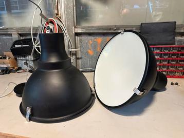 2 Grote Zwarte Industriële Lampen beschikbaar voor biedingen