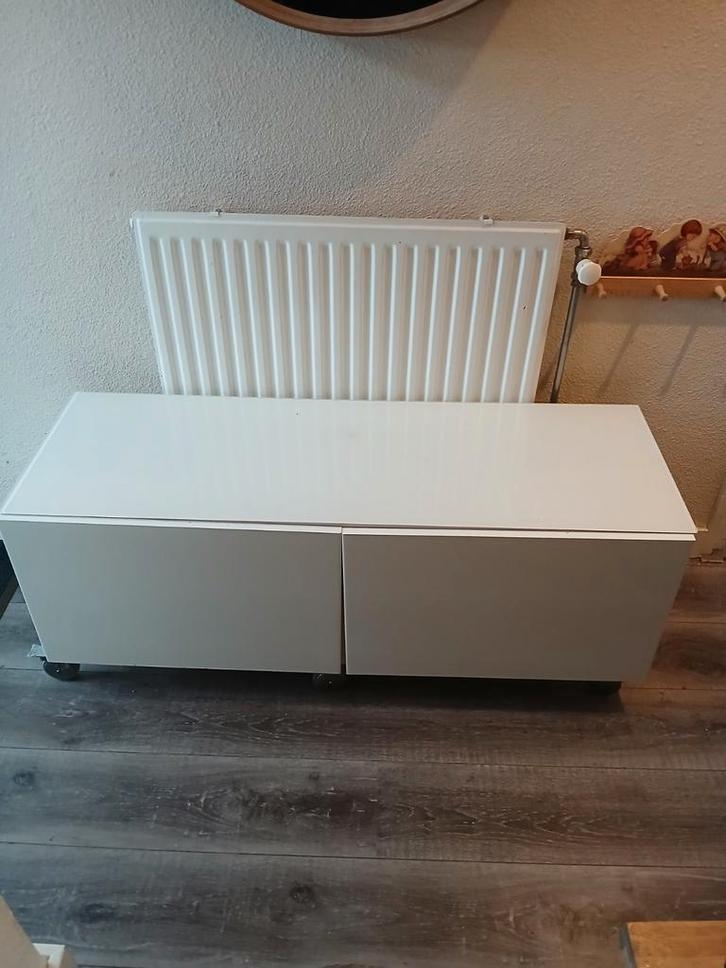 besta Ikea tv meubel hoogglans met glasplaat, Huis en Inrichting, Kasten | Televisiemeubels, Zo goed als nieuw, Minder dan 100 cm