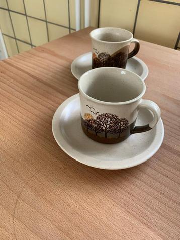 Vintage jaren 70 koffiekopjes met schotels (set van 2) beschikbaar voor biedingen