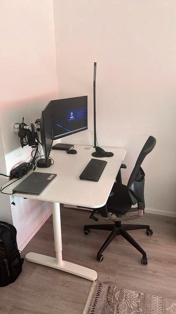 Bureau Ikea + bureaustoel 