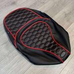 Zadelhoes Vespa Sprint rood audi rs custom buddydek, Info@jynkx.com, Jynkx, Nieuw, Ophalen of Verzenden