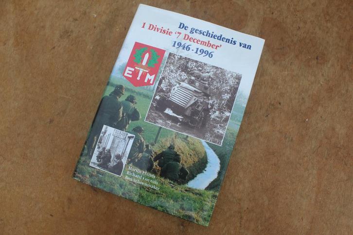 + Boek Geschiedenis Van 1e Divisie 7 December 1946 1996 +, Verzamelen, Militaria | Algemeen, Landmacht, Boek of Tijdschrift, Nederland