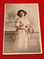 Ansichtkaart (oud) Meisje met bloemen. (rond 1914), Verzamelen, Ansichtkaarten | België, Verzenden, Voor 1920, Gelopen
