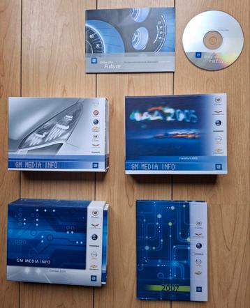 GM, Persmappen met CD-ROMS.  5 stuks.   € 10,-- beschikbaar voor biedingen