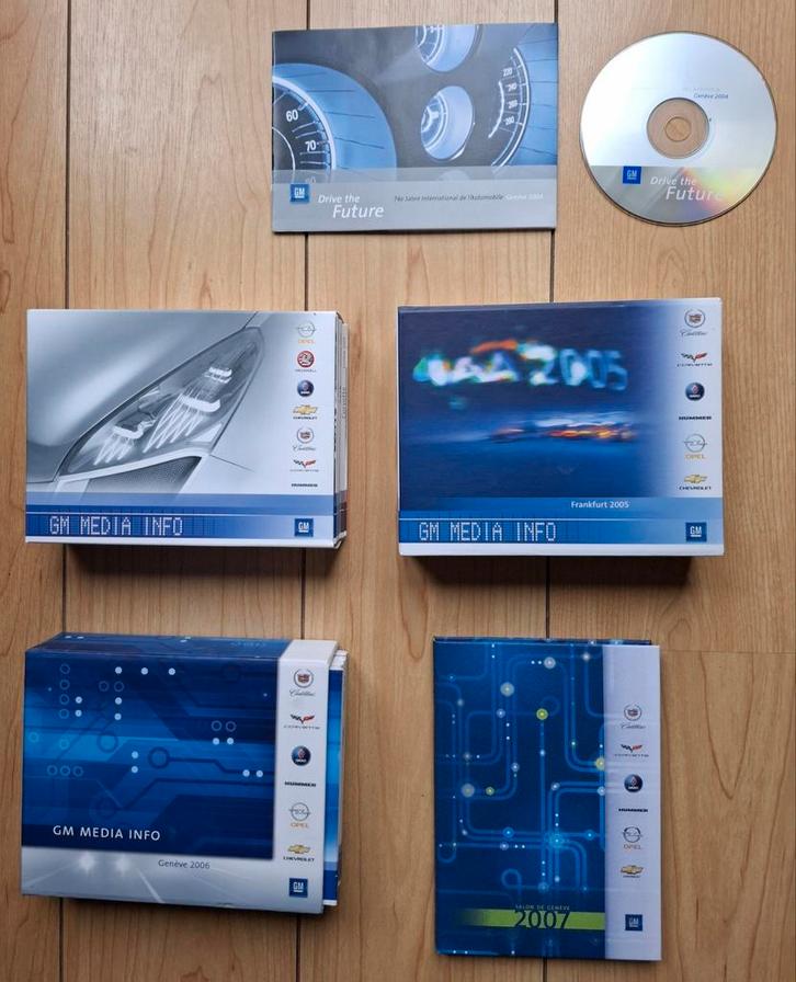 GM, Persmappen met CD-ROMS.  5 stuks.   € 10,--, Boeken, Auto's | Folders en Tijdschriften, Zo goed als nieuw, Overige merken