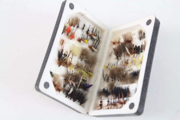 Global fly flisherman fly box gevuld met ruim 130 nimfe 971, Watersport en Boten, Hengelsport | Vliegvissen, Nieuw, Overige typen