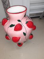 Aardewerk vaas met aardbeien, Huis en Inrichting, Woonaccessoires | Vazen, 50 tot 75 cm, Ophalen of Verzenden, Zo goed als nieuw