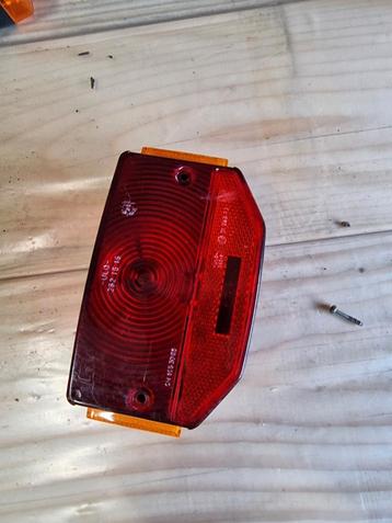 Kreidler ULO achterlicht Groot met reflectoren. Kapje is NOS beschikbaar voor biedingen
