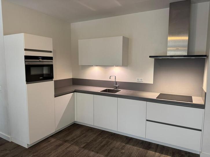 Moderne Keuken Greeploos Wit + Siemens + GEDEMONTEERD, Huis en Inrichting, Keuken | Complete keukens, Zo goed als nieuw, Hoekkeuken