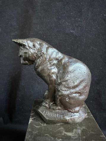 Poes op hoge natuurstenen sokkel.  brons/bronzen beschikbaar voor biedingen