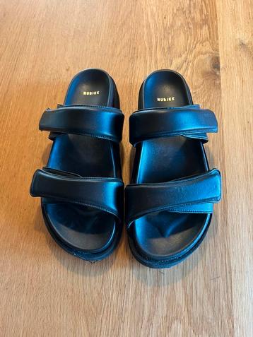 Slippers van Nubikk beschikbaar voor biedingen