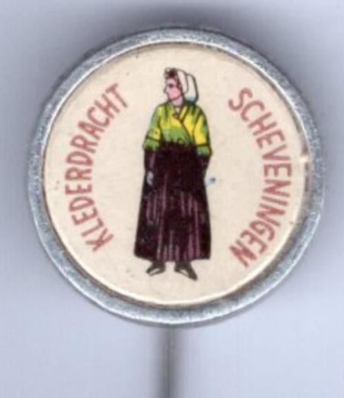 Scheveningen klederdracht papier/zilverkl speldje ( P_167a ), Verzamelen, Speldjes, Pins en Buttons, Zo goed als nieuw, Speldje of Pin