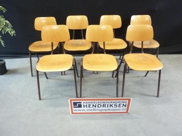 Leuke vintage schoolstoelen / oldscool stoel / kantinestoel beschikbaar voor biedingen