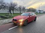 BMW 1-serie 116d Sport Airco|Trekhaak|M-sport velgen, Auto's, Euro 5, 4 cilinders, 116 pk, 140 €/maand