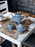 theepot, een suikerpot en een melkkan, Ophalen