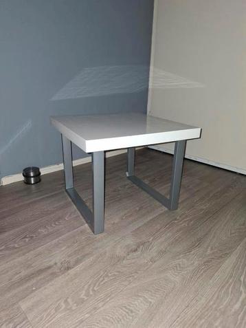 Hoogglans wit blad kleine salontafel  beschikbaar voor biedingen