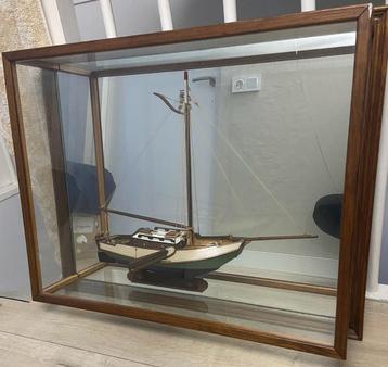 Zeilboot zeeschouw half model tegen spiegel