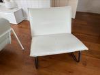 Kunstleder fauteuil wit met stalen frame, Huis en Inrichting, Fauteuils, Ophalen, Gebruikt, 75 tot 100 cm, Metaal