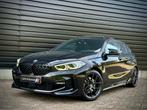 Bmw 1-serie 118i M-PERF. M135 PANO|SCHAALSTOEL|HUD|CAMERA, Auto's, 65 €/maand, Gebruikt, Alcantara, Zwart
