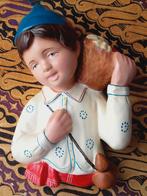 Mooie oude hanger uit Engeland van jongen met mand 17 cm.