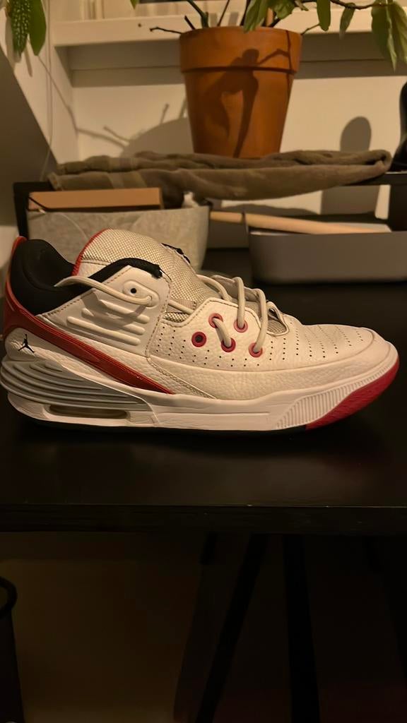 Nike Jordan Max auro Maat 40, Kleding | Heren, Schoenen, Ophalen of Verzenden, Zo goed als nieuw, Wit, Sneakers of Gympen