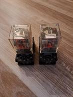 2 relais en voet Omron MK3PN-5-S, PF113A-D, Hobby en Vrije tijd, Elektronica-componenten, Ophalen of Verzenden, Gebruikt