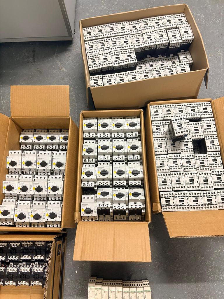 Diverse Tijdrelais Moeller schakelaars/Telemecanique/Omron, Hobby en Vrije tijd, Elektronica-componenten, Ophalen of Verzenden