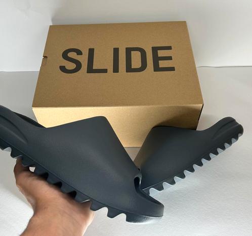 adidas Yeezy Slide Slate Grey maat 43, Kleding | Heren, Schoenen, Nieuw, Slippers, Zwart, Ophalen of Verzenden