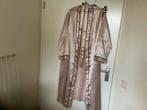 Nieuwe satijnen badjas - Maat 44, Kleding | Dames, Ophalen of Verzenden, Beige, Badjas