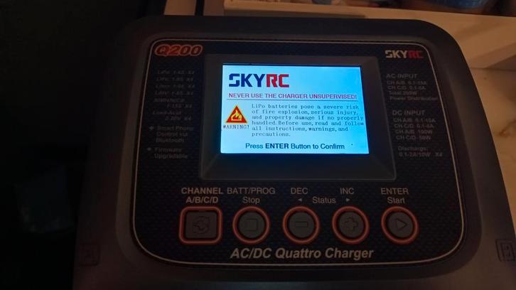 SkyRC Q200 AC/DC Quattro Lader - Bluetooth, Hobby en Vrije tijd, Metaaldetectors, Gebruikt, 30 cm of minder, Overige merken, Ophalen
